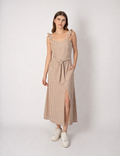 Vestido beige largo de tirantes y abertura en pierna lateral