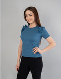 Blusa con detalle de escarola en hombros (disponible en azul y coral)