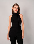 Blusa negra sin mangas y detalle en cuello
