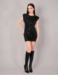 Vestido negro de lentejuelas con escote en espalda