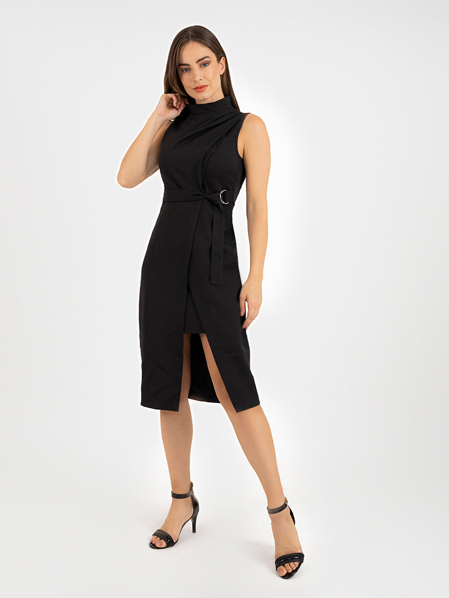 Vestido formal con detalle de pinzas en hombros y abertura en piernas