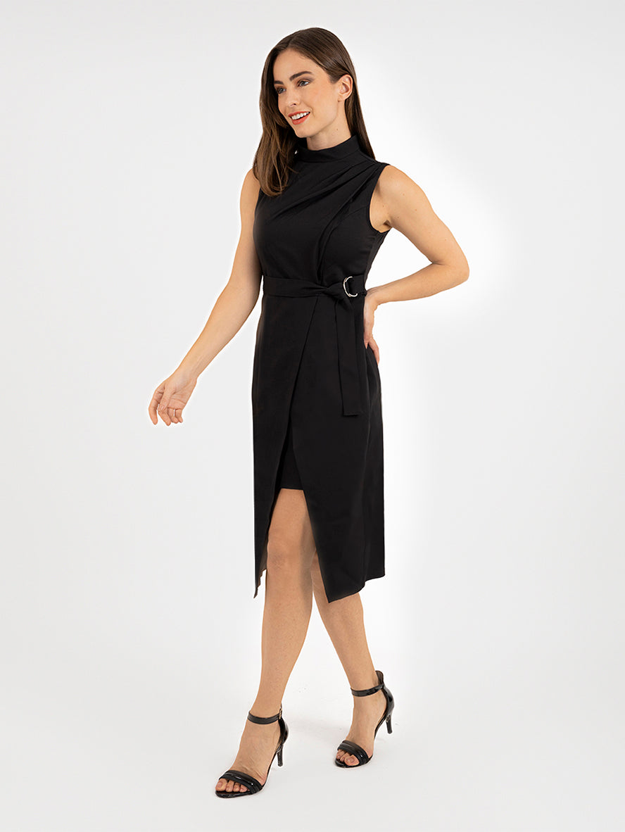 Vestido formal con detalle de pinzas en hombros y abertura en piernas