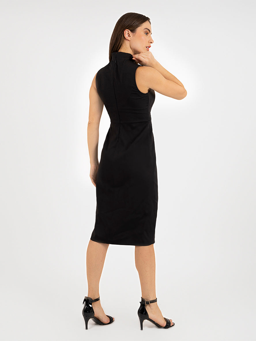 Vestido formal con detalle de pinzas en hombros y abertura en piernas