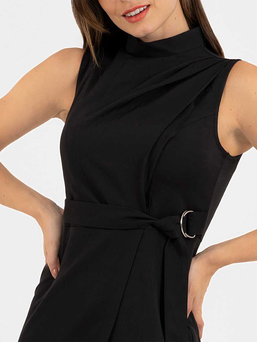 Vestido formal con detalle de pinzas en hombros y abertura en piernas