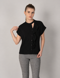 Blusa negra de manga corta y detalle de escarola