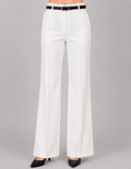 Pantalón blanco con contraste de cnturón negro