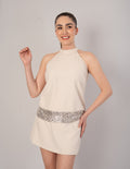 Blusa hueso de cuello alto y detalle de lentejuelas (Conjunto)