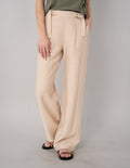 Pantalón beige de vestir con detalle en cintura
