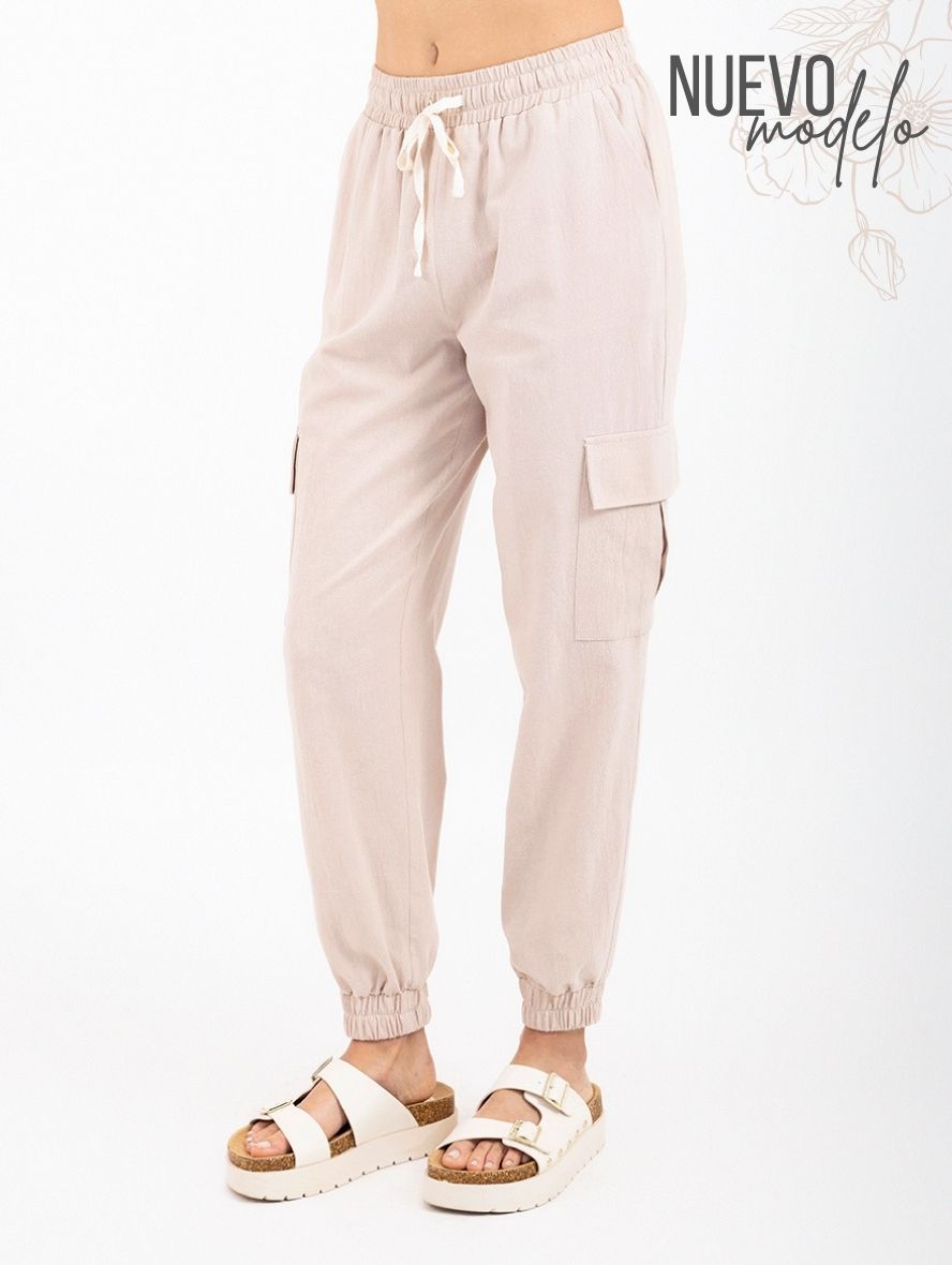 Pantalón beige estilo paper bag con cinta de ajuste en la cintura