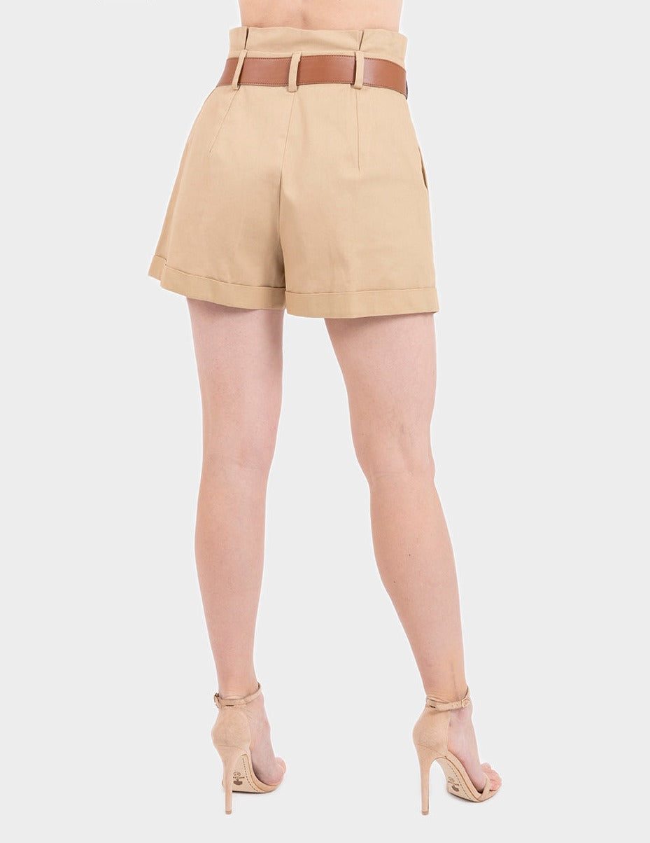 Short de gabardina con cinturón, estilo paper bag y pinzas delanteras