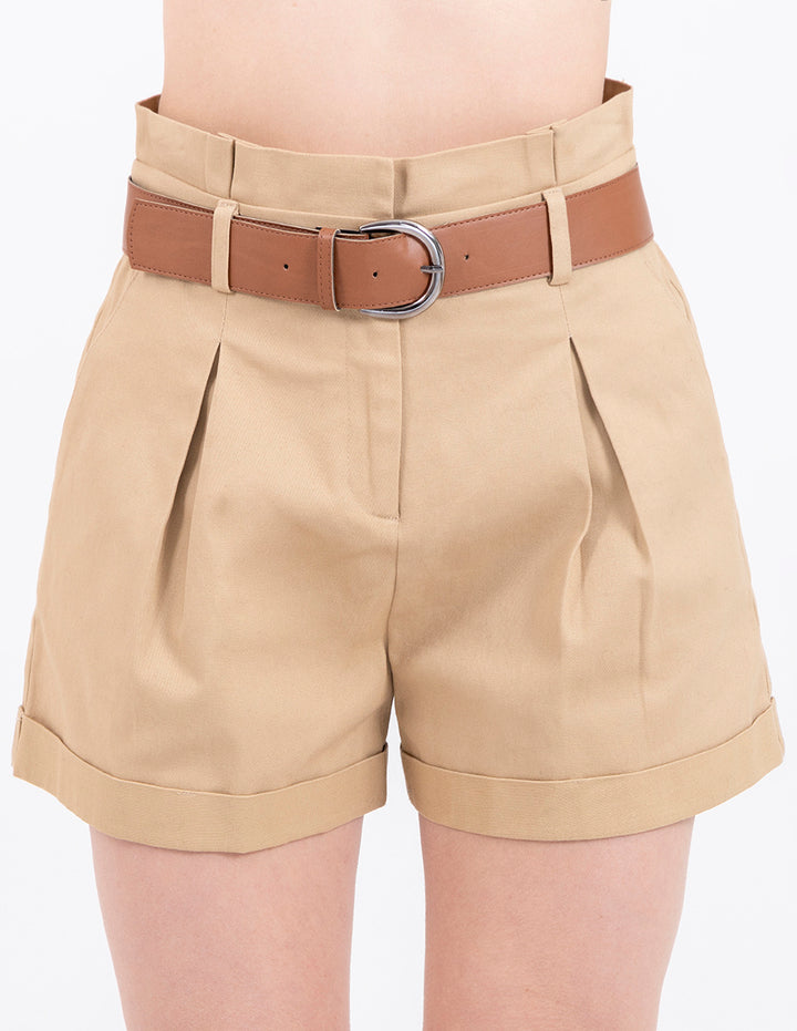 Short de gabardina arena con cinturón, estilo paper bag y pinzas delanteras