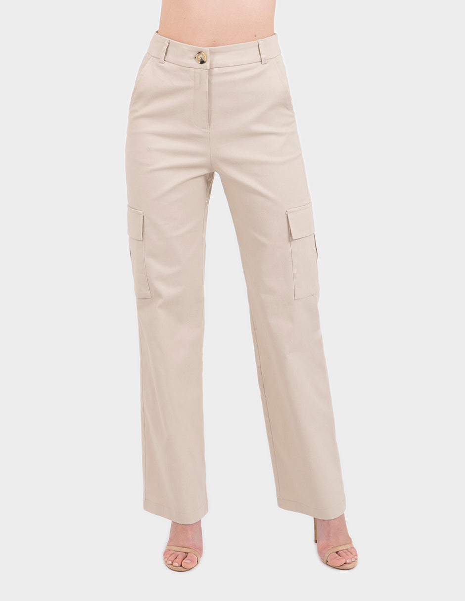 Pantalón de gabardina estilo cargo color beige claro con bolsas laterales en costados