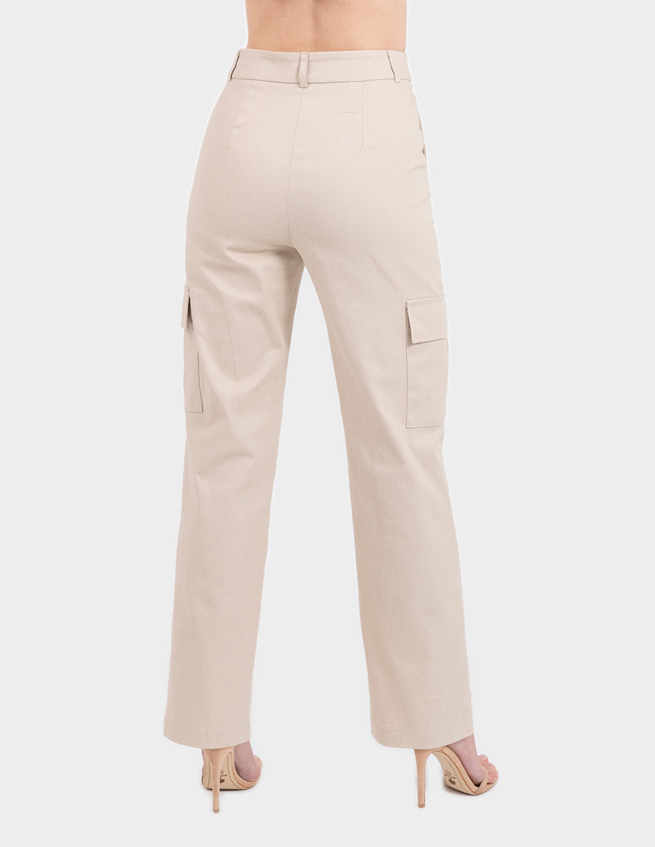 Pantalón de gabardina estilo cargo color beige tiro alto con bolsas laterales en costados