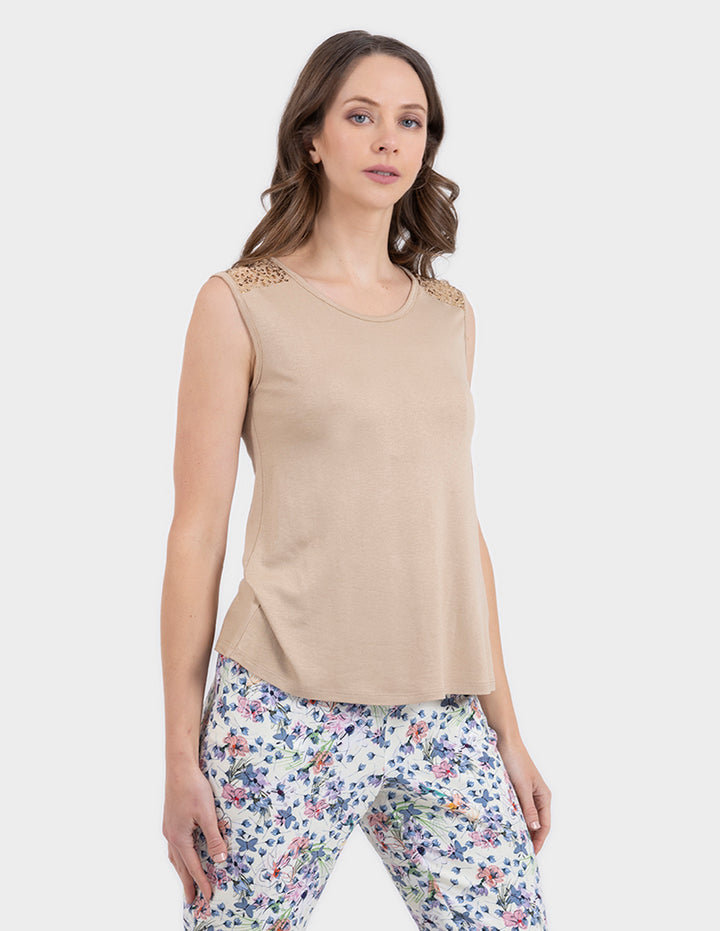 Blusa sin mangas beige con detalle de lentejuelas en hombros