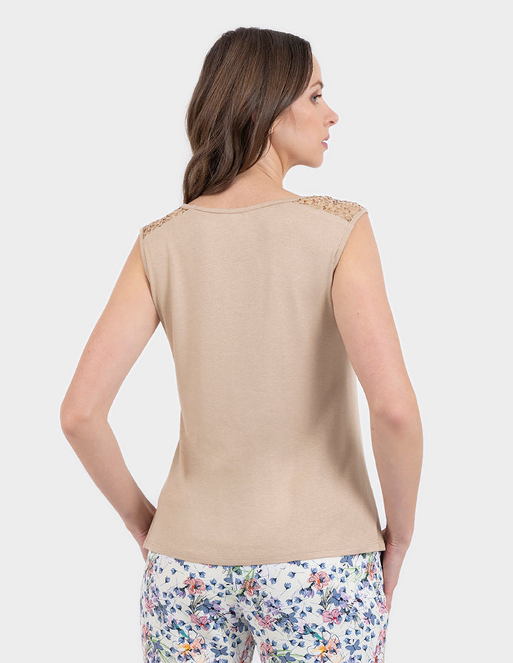 Blusa sin mangas beige con detalle de lentejuelas en hombros