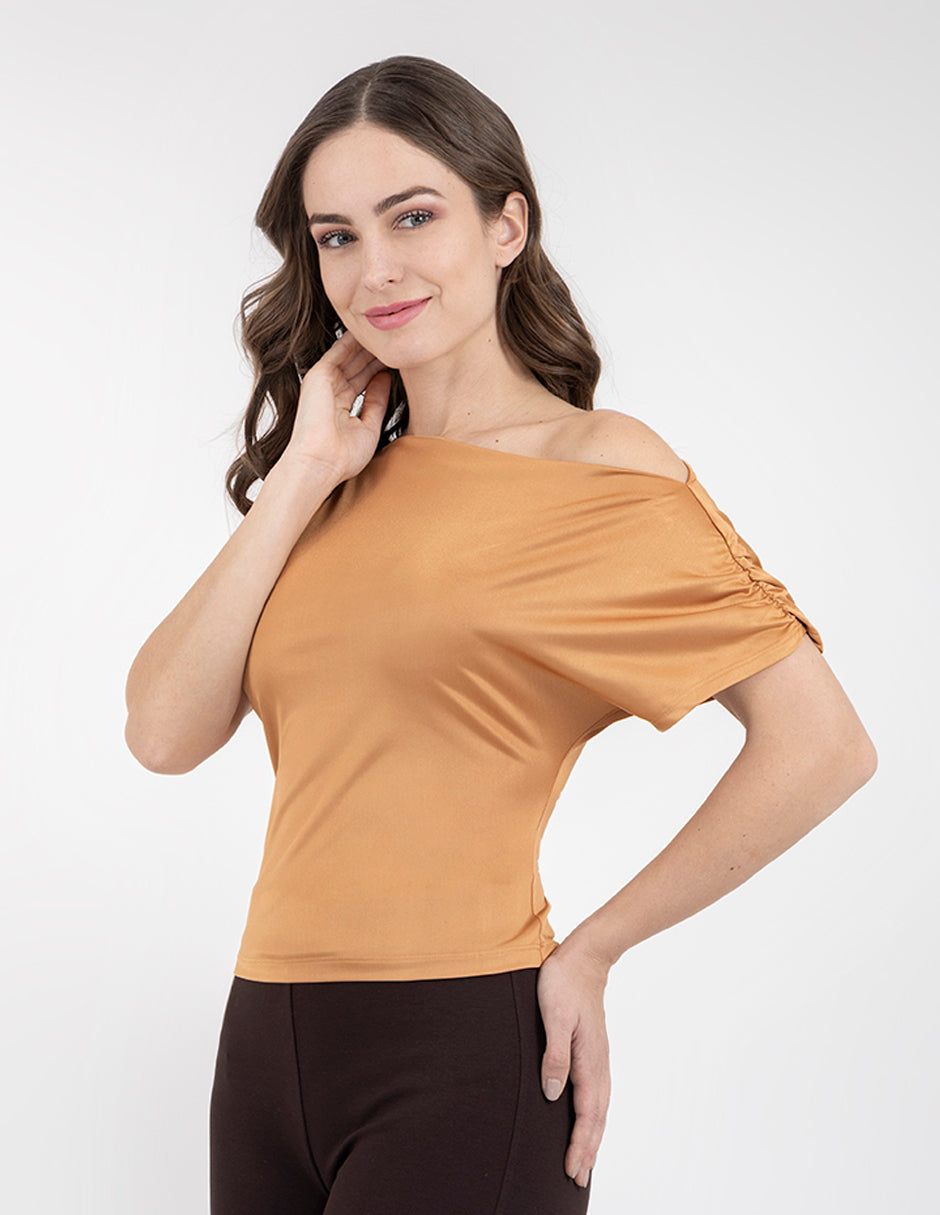 Blusa camel y verde asimétrica con detalle de pinzas ligeras