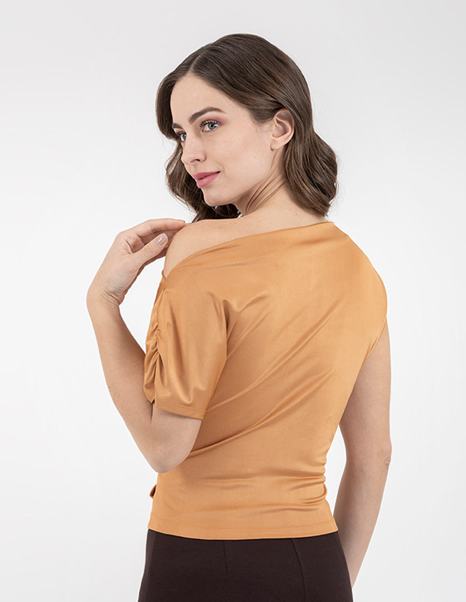 Blusa camel y verde asimétrica con detalle de pinzas ligeras