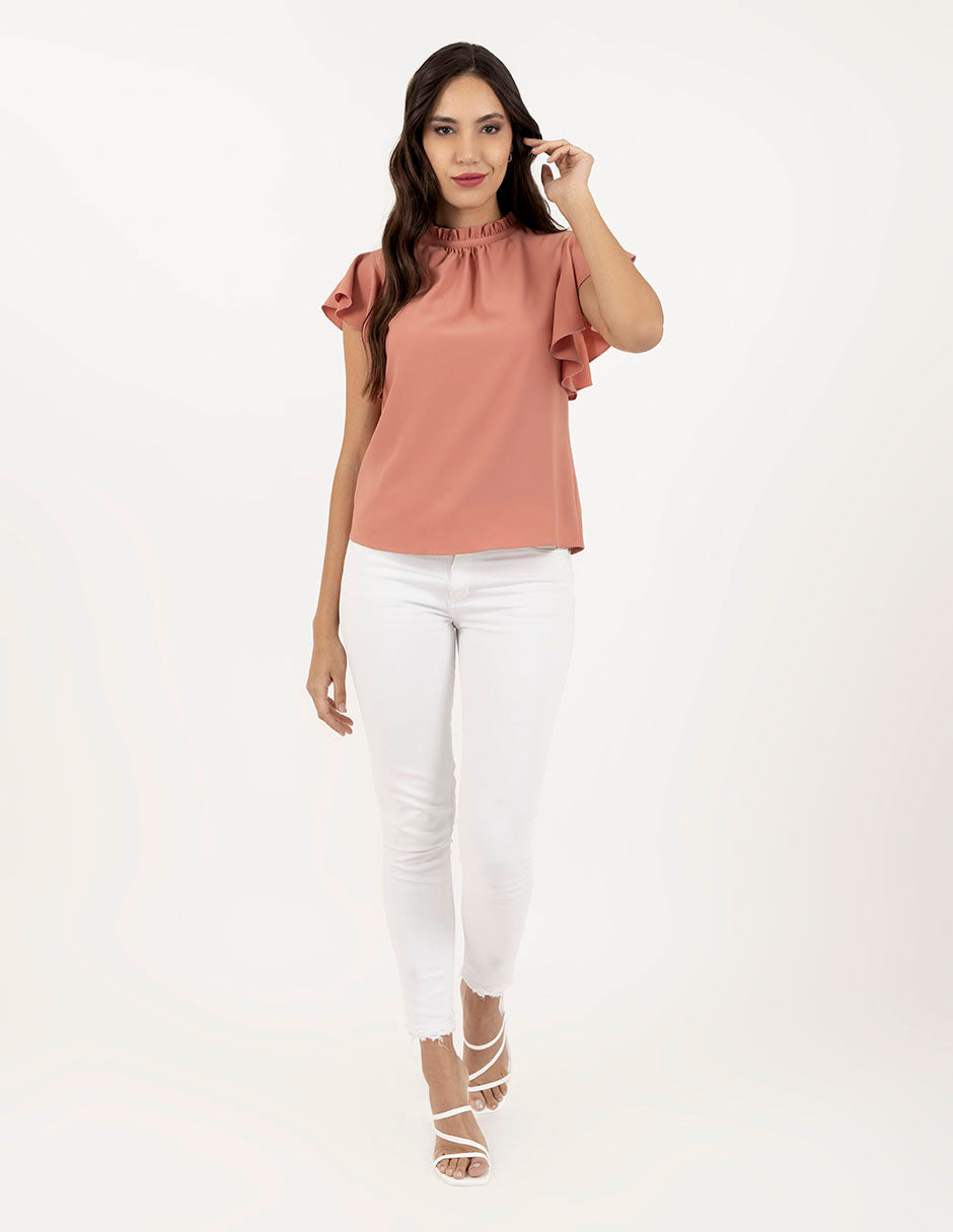 Blusa rosa con cuello poeta y  escarolas en mangas