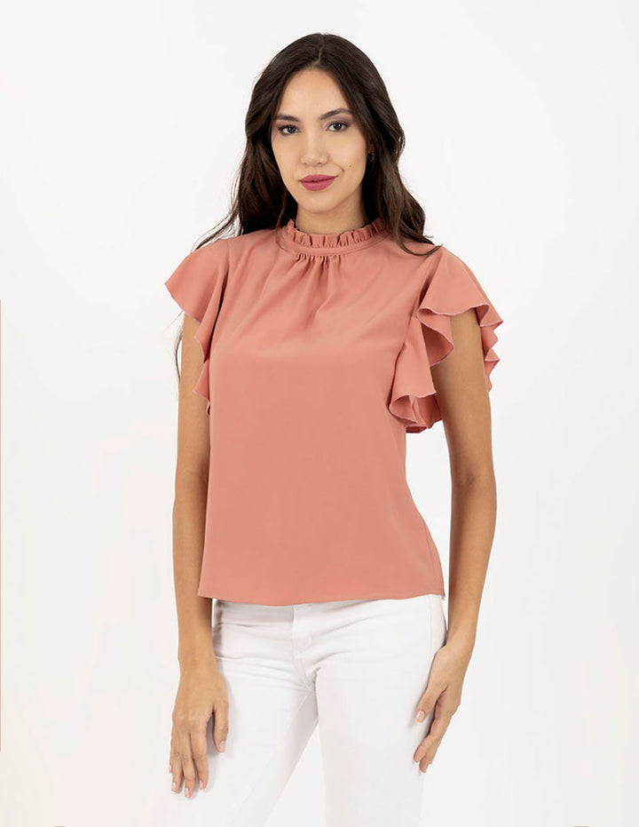 Blusa rosa con cuello poeta y  escarolas en mangas