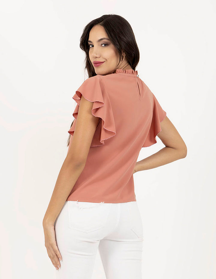 Blusa rosa con cuello poeta y  escarolas en mangas