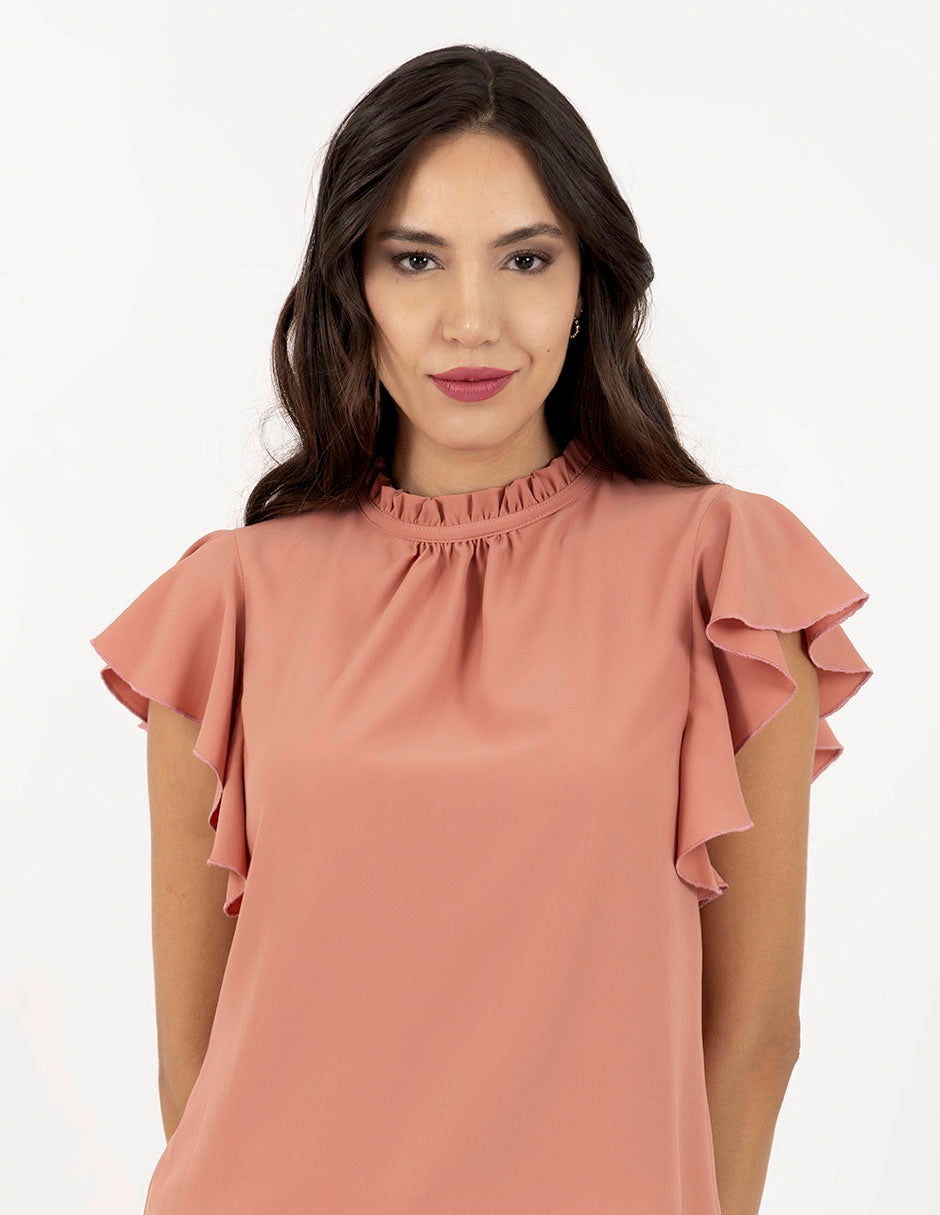 Blusa rosa con cuello poeta y  escarolas en mangas