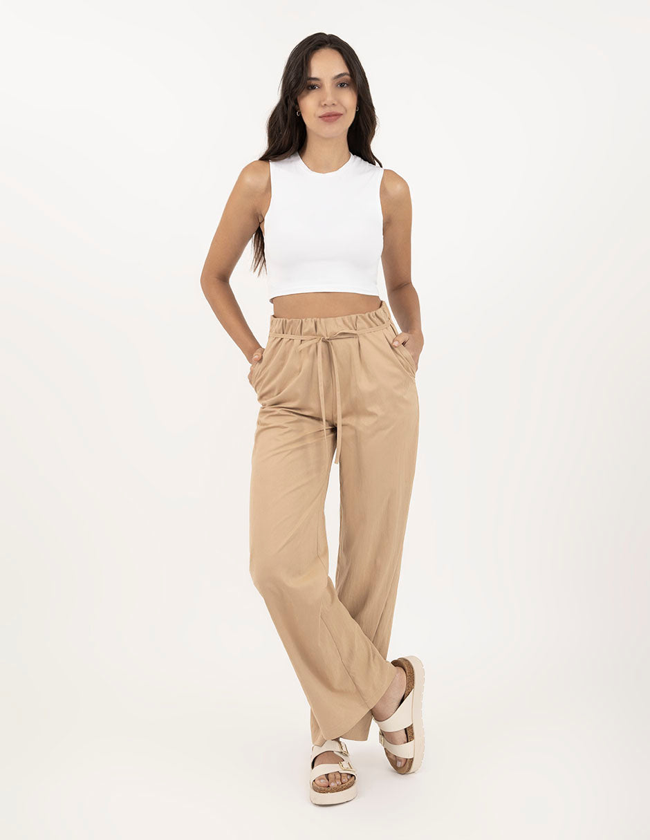 Pantalón beige con cinta decorativa en cintura tela cargo repelente