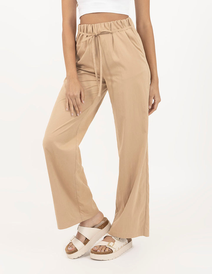 Pantalón beige con cinta decorativa en cintura tela cargo repelente