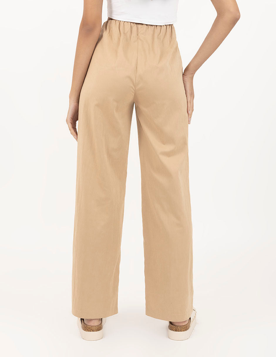 Pantalón beige con cinta decorativa en cintura tela cargo repelente