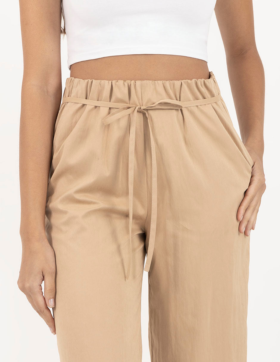 Pantalón beige con cinta decorativa en cintura tela cargo repelente