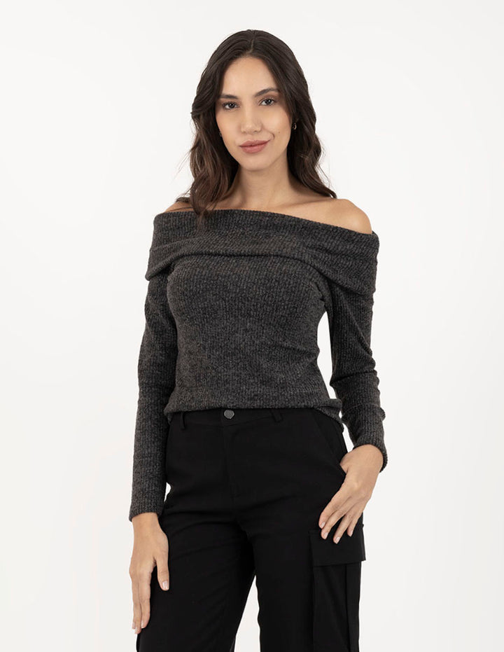 Blusa tipo suéter con detalle de off shoulders de manga larga