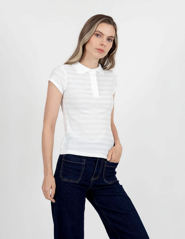 Blusa blanca estilo polo y cuello de tejido