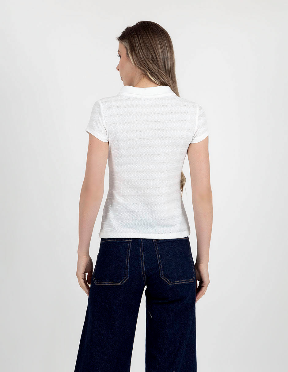 Blusa blanca estilo polo y cuello de tejido