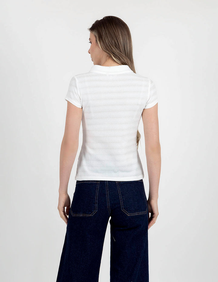 Blusa blanca estilo polo y cuello de tejido