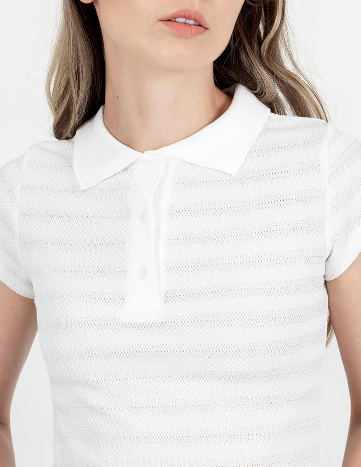 Blusa blanca estilo polo y cuello de tejido