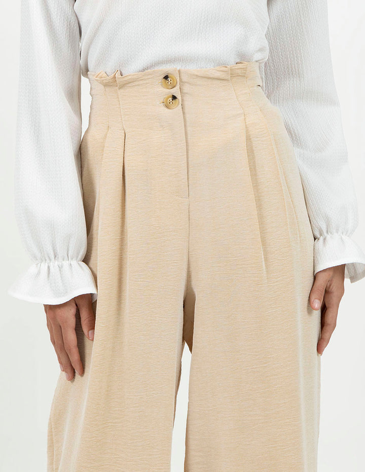 Pantalón beige con pinzas y botones