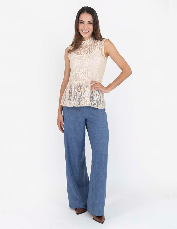 Blusa crema sin mangas y encaje floral