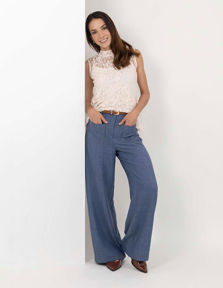 Blusa crema sin mangas y encaje floral