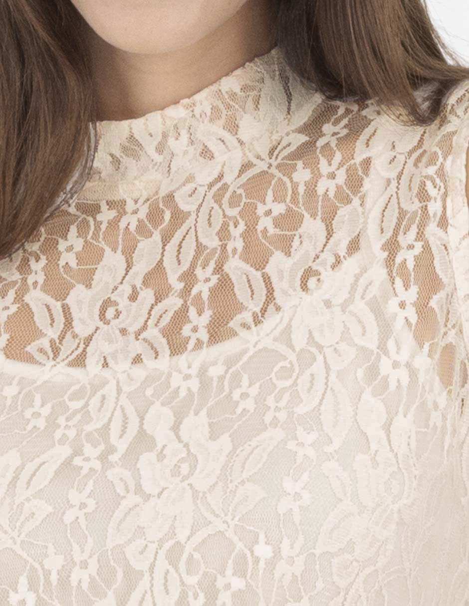 Blusa crema sin mangas y encaje floral