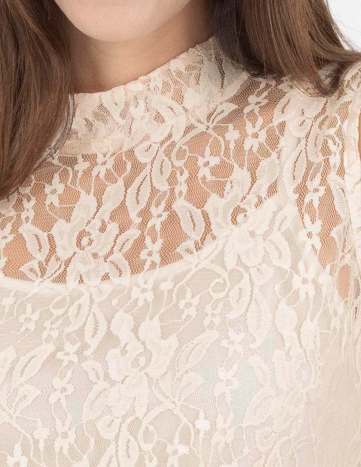 Blusa crema sin mangas y encaje floral