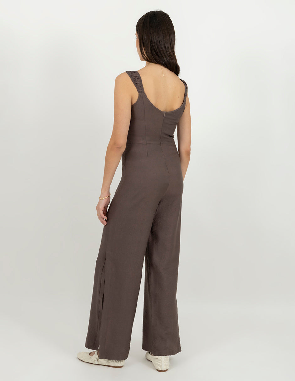 Jumpsuit largo café sin mangas y abertura en piernas