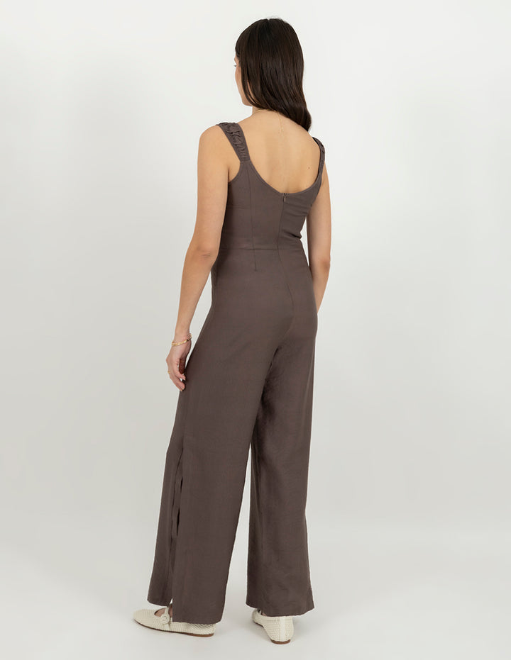 Jumpsuit largo café sin mangas y abertura en piernas