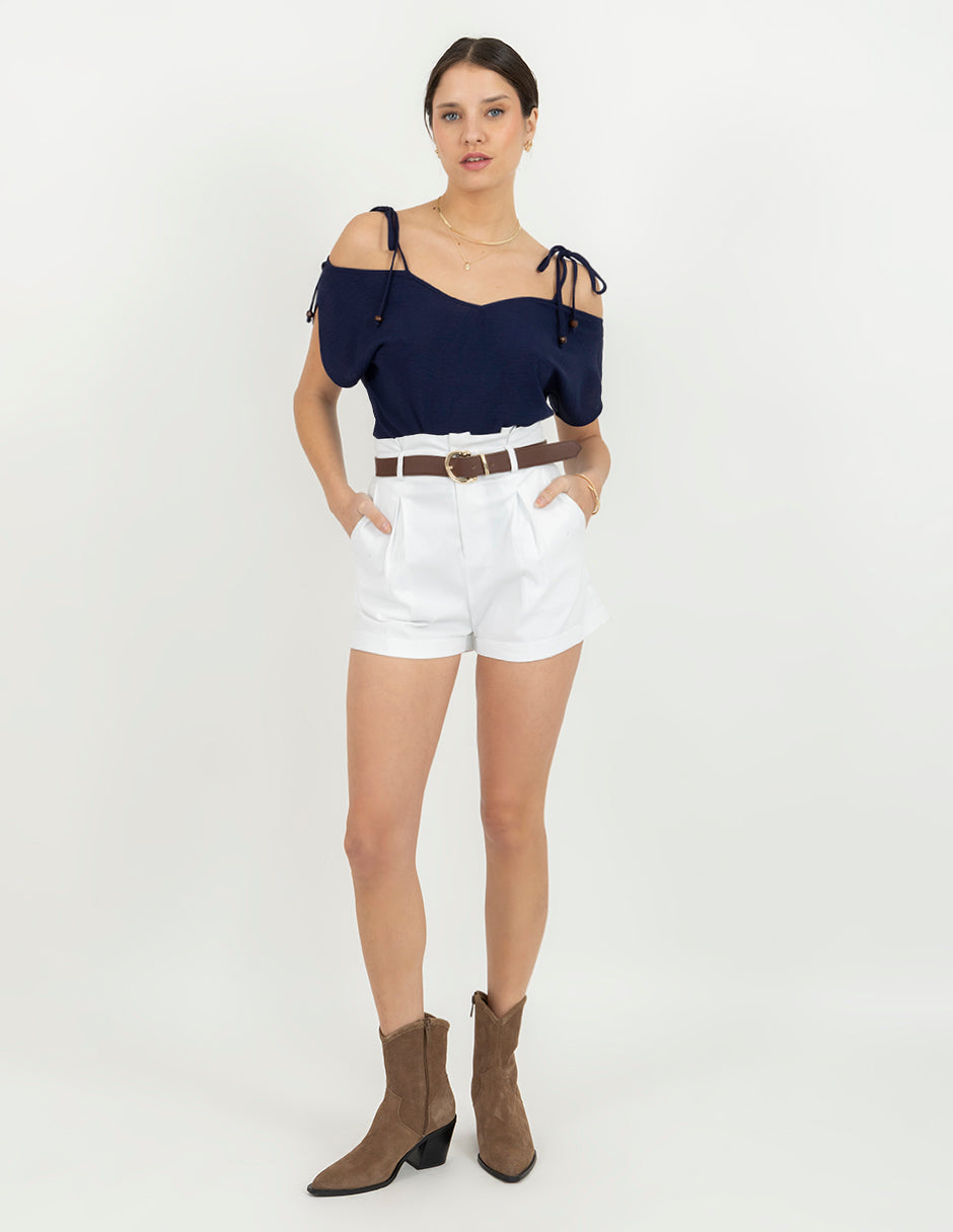 Short blanco con cinturón confeccioando en poliéster