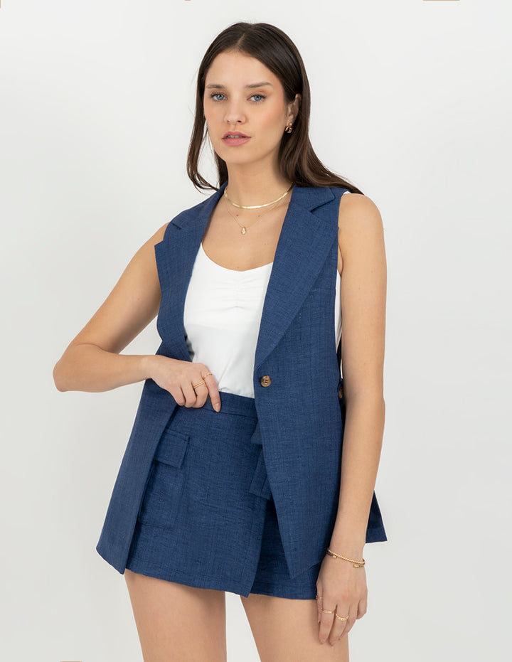 Chaleco con solapa clásica y cierre frontal con botón  (disponible en azul y beige)