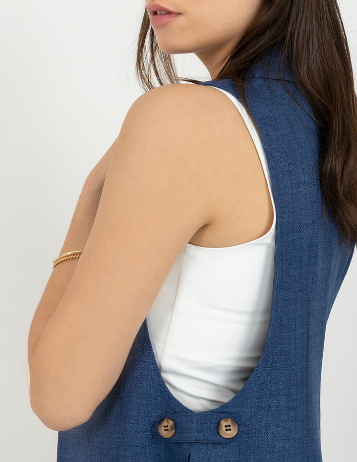 Chaleco con solapa clásica y cierre frontal con botón  (disponible en azul y beige)