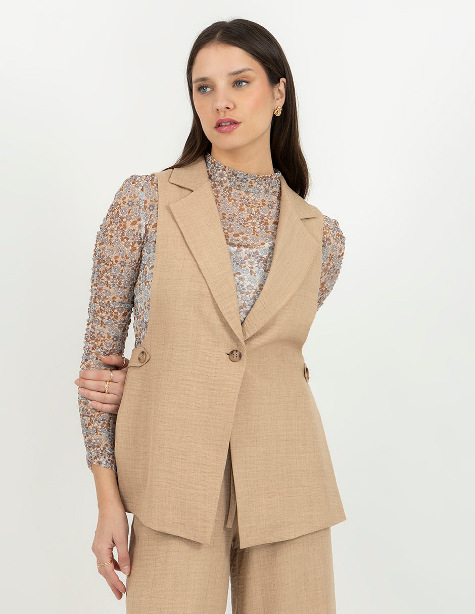 Chaleco con solapa clásica y cierre frontal con botón  (disponible en azul y beige)