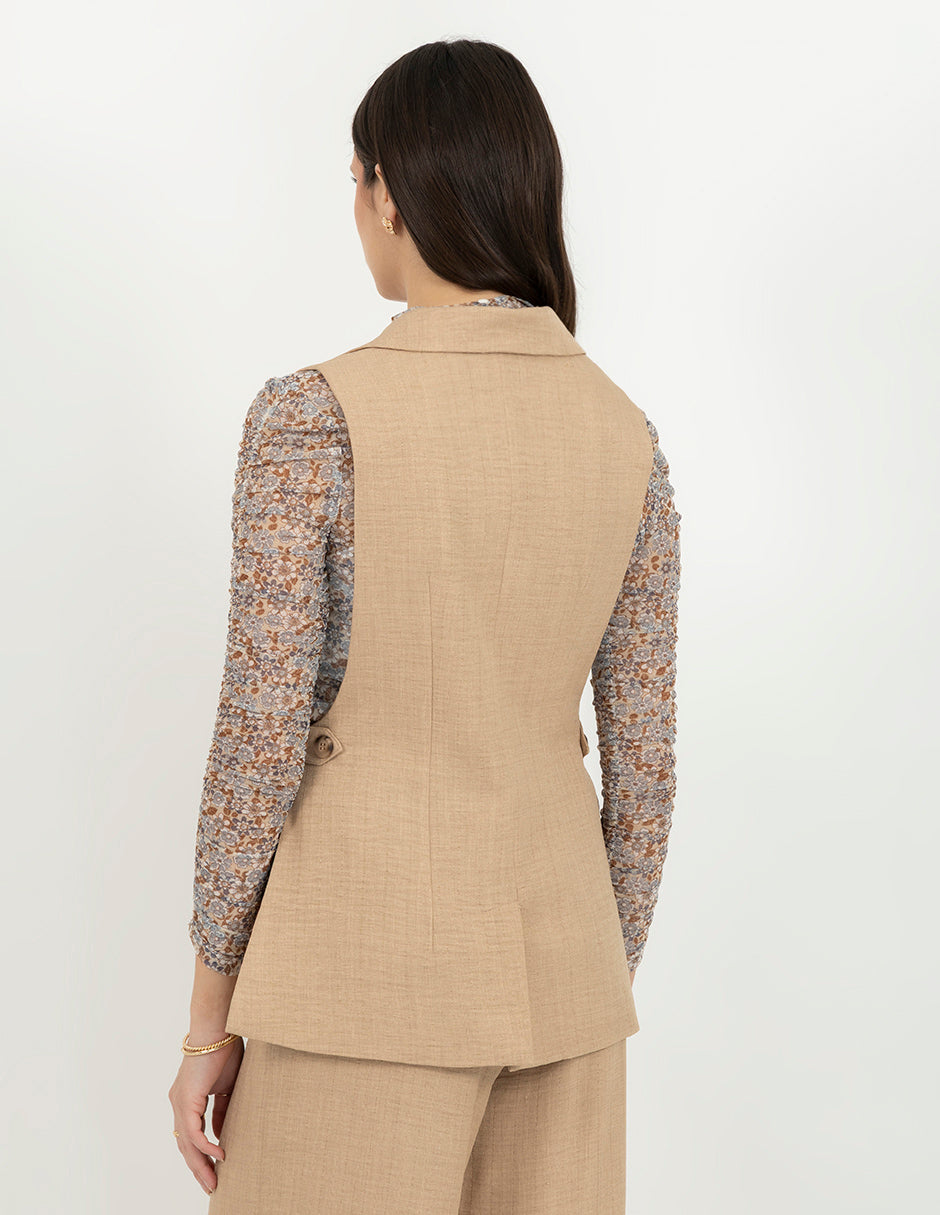 Chaleco con solapa clásica y cierre frontal con botón  (disponible en azul y beige)