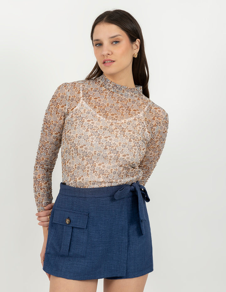 Blusa de mesh con cuello alto y manga larga