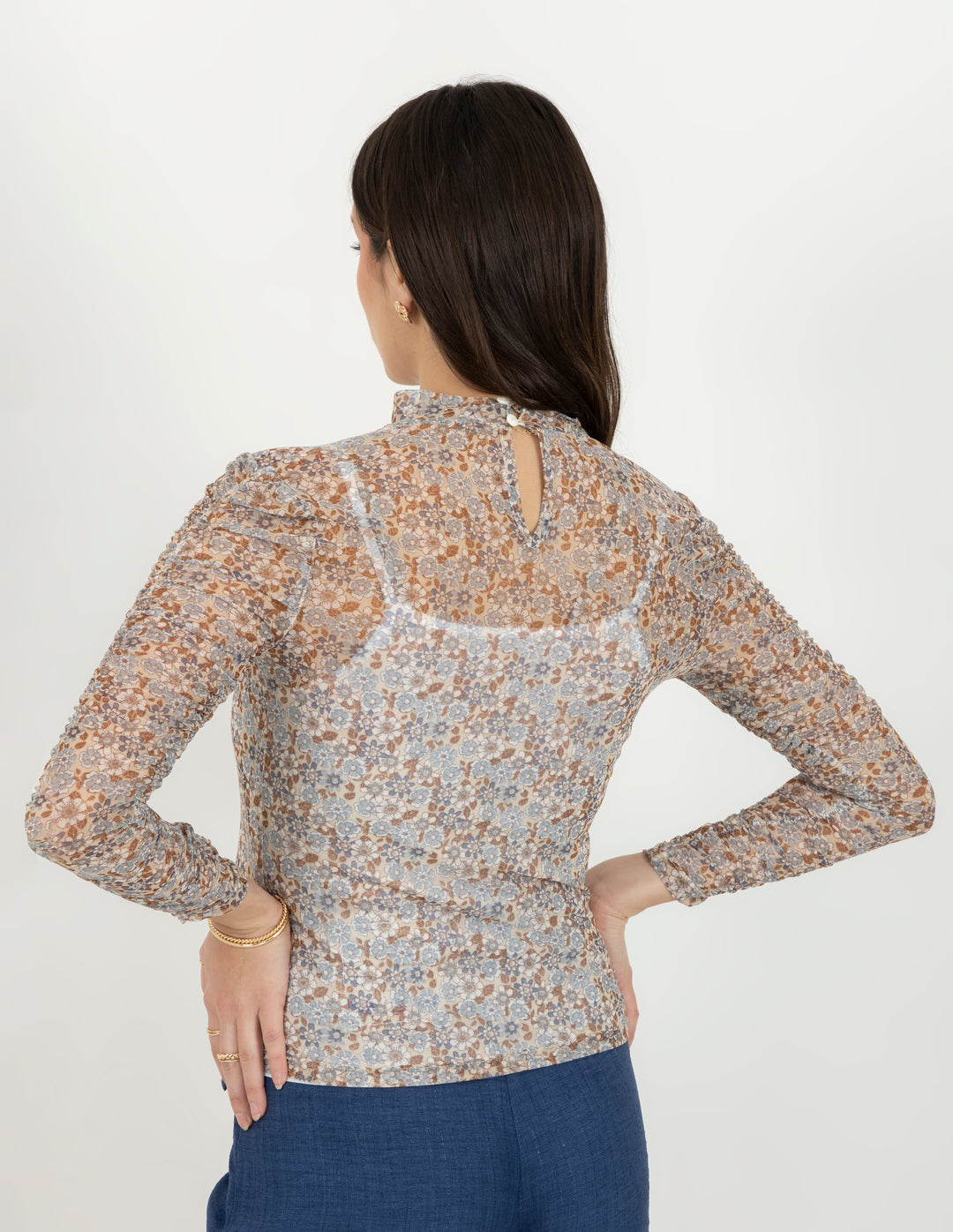 Blusa de mesh con cuello alto y manga larga