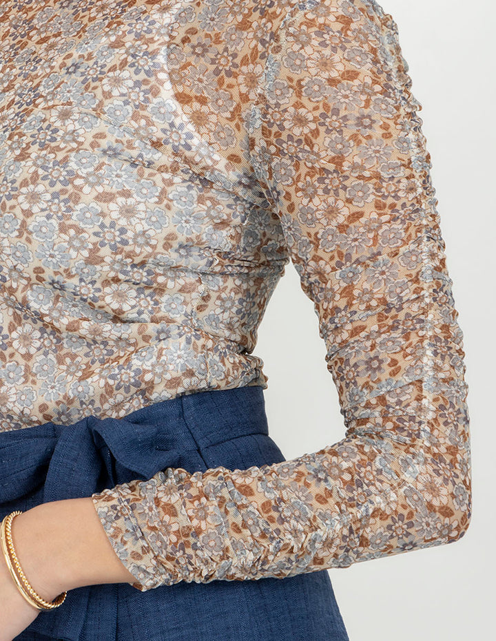 Blusa de mesh con cuello alto y manga larga
