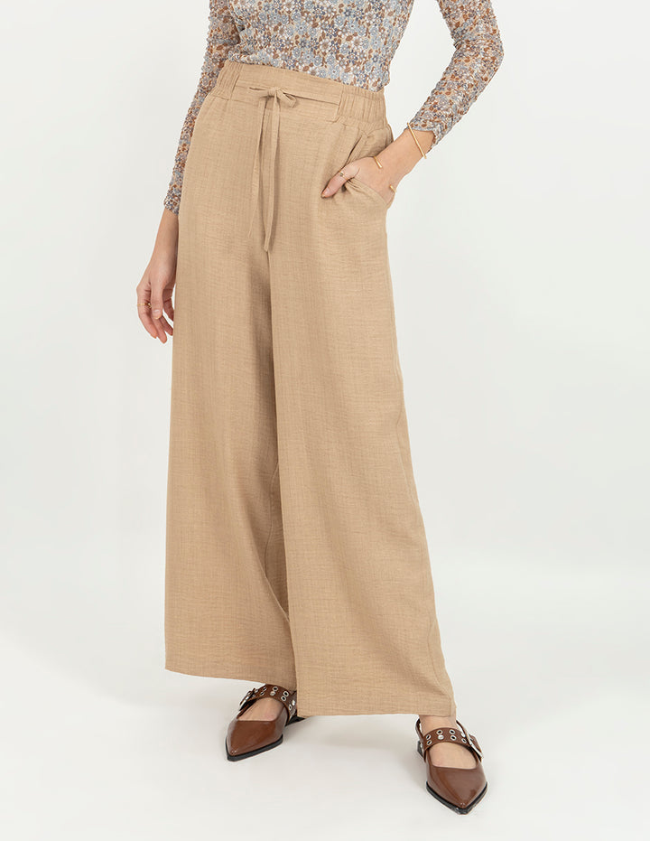 Pantalón beige con jareta en la cintuta